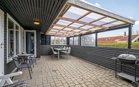 Hoghni - 850M to the Fjord: Hout, Architectuur, Meubilair, Huis, Samengesteld Materiaal, Veranda, Buitenmeubels, Dek, Schaduw, Glas