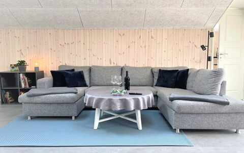 Gustaf - 400M to the Fjord: Meubilair, Verdieping, Woonkamer, Houten Vloer, Bankstel, Stoel, Hardwood, Koffietafel, Armleuning