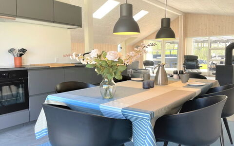 Gustaf - 400M to the Fjord: Meubilair, Interieur Ontwerp, Stoel, Flooring, Lichte Inrichting, Keuken En Eettafel, Hout, Tafel, Eetkamer, Verdieping