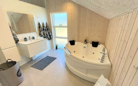 Gustaf - 400M to the Fjord: Flooring, Verdieping, Interieur Ontwerp, Loodgieterswerkinrichting, Loodgieter, Bad, Plafond, Badkamer, Houten Vloer, Ontwerp
