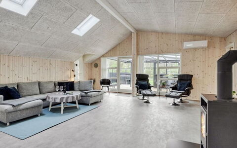 Gustaf - 400M to the Fjord: Flooring, Verdieping, Woonkamer, Houten Vloer, Stoel, Hardwood, Laminaatvloer, Tegel, Bankstel