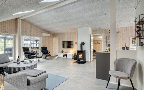 Gustaf - 400M to the Fjord: Hout, Interieur Ontwerp, Plafond, Meubilair, Flooring, Woonkamer, Verdieping, Kamer, Huis, Bankstel
