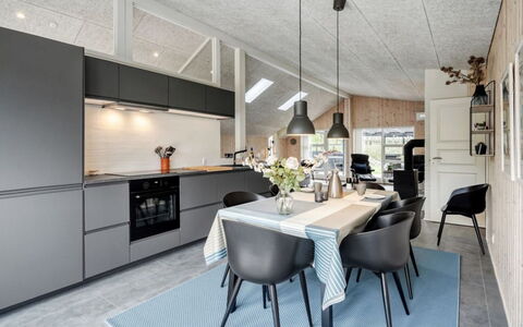 Gustaf - 400M to the Fjord: Interieur Ontwerp, Keuken, Plafond, Flooring, Meubilair, Lichte Inrichting, Keuken En Eettafel, Verlichting, Verdieping, Countertop