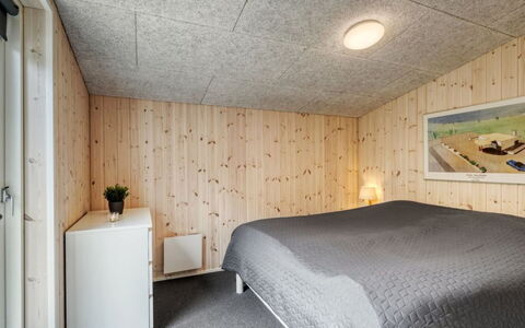 Gustaf - 400M to the Fjord: Muur, Hout, Plafond, Interieur Ontwerp, Flooring, Verdieping, Slaapkamer, Kamer, Meubilair, Bed