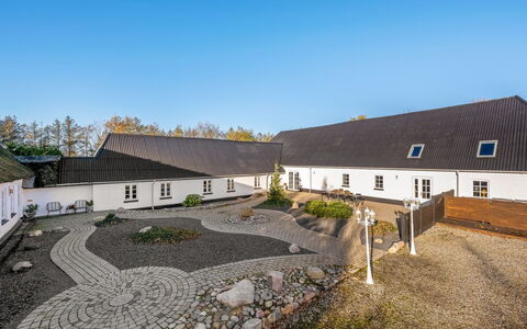 Fintan - 2Km to the Fjord: Meubilair, Hout, Interieur Ontwerp, Flooring, Verdieping, Stoel, Kamer, Plafond, Woonkamer, Appartement