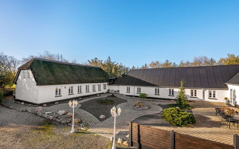 Fintan - 2Km to the Fjord: Meubilair, Hout, Interieur Ontwerp, Flooring, Verdieping, Stoel, Kamer, Plafond, Woonkamer, Appartement
