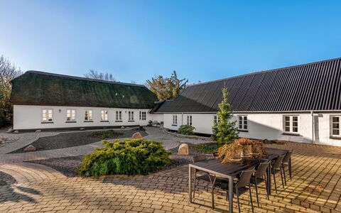 Fintan - 2Km to the Fjord: Meubilair, Hout, Interieur Ontwerp, Flooring, Verdieping, Stoel, Kamer, Plafond, Woonkamer, Appartement
