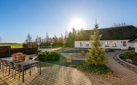 Fintan - 2Km to the Fjord: Meubilair, Hout, Interieur Ontwerp, Flooring, Verdieping, Stoel, Kamer, Plafond, Woonkamer, Appartement