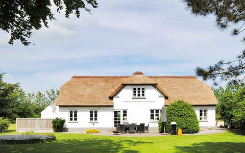 Fintan - 2Km to the Fjord: Woongebied, Struik, Huis, Huis, Tuin, Landgoed, Schaduw, Landscaping, Gazon