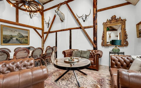 Fintan - 2Km to the Fjord: Hout, Interieur Ontwerp, Plafond, Meubilair, Flooring, Verdieping, Kamer, Hardwood, Woonkamer, Beits