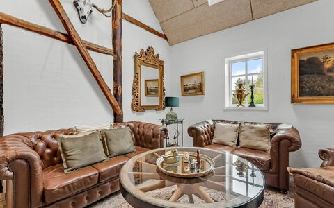 Fintan - 2Km to the Fjord: Meubilair, Interieur Ontwerp, Hout, Bankstel, Woonkamer, Plafond, Flooring, Huis, Verlichting, Kamer