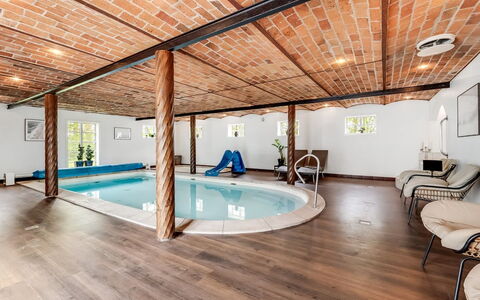 Fintan - 2Km to the Fjord: Flooring, Verdieping, Hout, Interieur Ontwerp, Plafond, Meubilair, Houten Vloer, Toevlucht, Zwembad, Beits