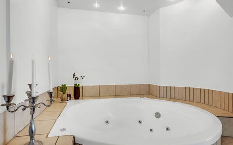 Fintan - 2Km to the Fjord: Interieur Ontwerp, Bad, Muur, Loodgieterswerkinrichting, Badkamer, Flooring, Verdieping, Plafond, Verlichting, Loodgieter