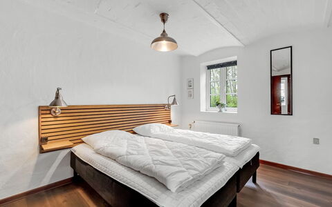 Fintan - 2Km to the Fjord: Bed, Hout, Interieur Ontwerp, Slaapkamer, Flooring, Meubilair, Verdieping, Plafond, Bedding, Verlichting