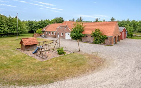 Wilmar - 1Km to the Fjord: Meubilair, Interieur Ontwerp, Flooring, Hout, Verdieping, Plafond, Houten Vloer, Stoel, Tafel, Verlichting