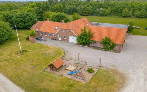 Wilmar - 1Km to the Fjord: Meubilair, Interieur Ontwerp, Flooring, Hout, Verdieping, Plafond, Houten Vloer, Stoel, Tafel, Verlichting