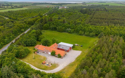 Wilmar - 1Km to the Fjord: Meubilair, Interieur Ontwerp, Flooring, Hout, Verdieping, Plafond, Houten Vloer, Stoel, Tafel, Verlichting