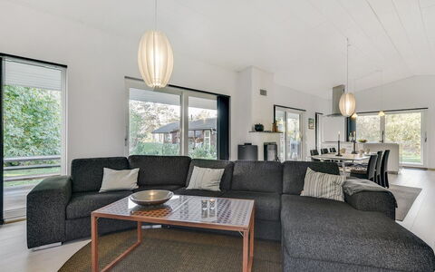 Elfriede - 400M to the Fjord: Meubilair, Interieur Ontwerp, Bankstel, Flooring, Verdieping, Hout, Woonkamer, Plafond, Huis, Houten Vloer