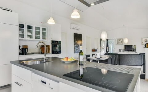 Elfriede - 400M to the Fjord: Keuken, Countertop, Interieur Ontwerp, Meubilair, Toestel Van De Keuken, Cabinetry, Flooring, Lichte Inrichting, Plafond, Major Appliance