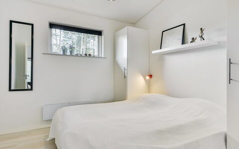 Elfriede - 400M to the Fjord: Interieur Ontwerp, Muur, Flooring, Slaapkamer, Verdieping, Bed, Meubilair, Hout, Plafond, Kamer