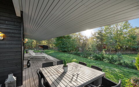 Elfriede - 400M to the Fjord: Hout, Huis, Schaduw, Tuin, Plafond, Backyard, Landscaping, Dek, Werf, Landgoed