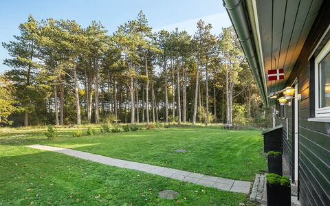 Elfriede - 400M to the Fjord: Gras, Groen, Struik, Tuin, Land Lot, Gazon, Groundcover, Schaduw, Landscaping, Werf