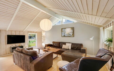 Sæby 670: Interieur Ontwerp, Flooring, Meubilair, Hout, Bankstel, Verdieping, Plafond, Houten Vloer, Woonkamer, Huis