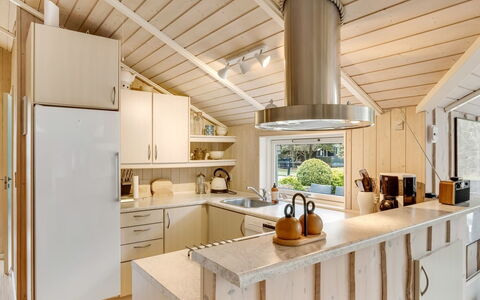 Sæby 670: Keuken, Countertop, Interieur Ontwerp, Flooring, Hout, Plafond, Toestel Van De Keuken, Lichte Inrichting, Cabinetry, Meubilair
