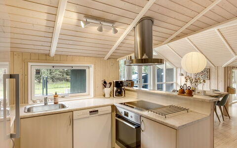 Sæby 670: Keuken, Interieur Ontwerp, Hout, Flooring, Plafond, Countertop, Verdieping, Lichte Inrichting, Toestel Van De Keuken, Loodgieterswerkinrichting