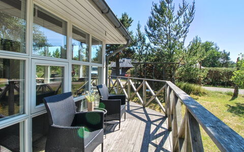 Olof - 100M from the Sea: Dak, Huis, Deur, Verblijf, Schaduw, Siding, Werf, Landgoed, Backyard