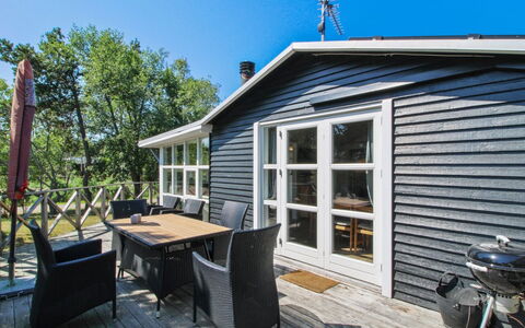 Olof - 100M from the Sea: Dak, Huis, Deur, Verblijf, Schaduw, Siding, Werf, Landgoed, Backyard