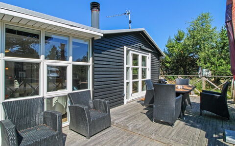 Olof - 100M from the Sea: Dak, Huis, Deur, Verblijf, Schaduw, Siding, Werf, Landgoed, Backyard