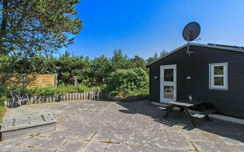 Olof - 100M from the Sea: Dak, Huis, Deur, Verblijf, Schaduw, Siding, Werf, Landgoed, Backyard