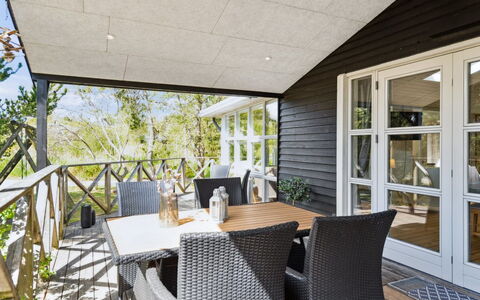 Olof - 100M from the Sea: Dak, Huis, Deur, Verblijf, Schaduw, Siding, Werf, Landgoed, Backyard