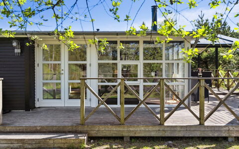 Olof - 100M from the Sea: Dak, Huis, Deur, Verblijf, Schaduw, Siding, Werf, Landgoed, Backyard