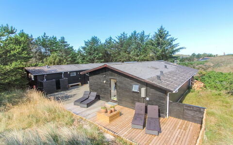 Druscilla - 650M from the Sea: Hout, Huis, Veranda, Dek, Hardwood, Dak, Beits, Houten Vloer, Eco Hotel