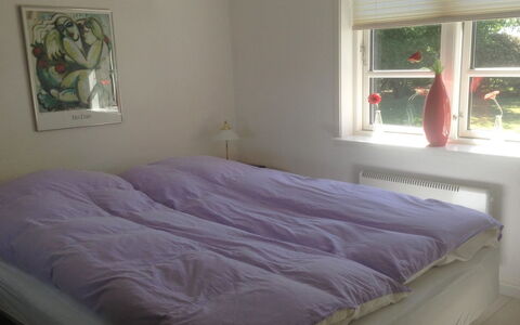 Jeip - 400M to the Fjord: Bed, Slaapkamer, Meubilair, Bedding, Laken, Verdieping, Linens, Flooring, Interieur Ontwerp, Textiel