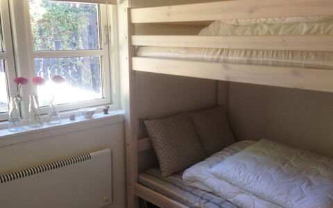 Jeip - 400M to the Fjord: Stapelbed, Hout, Verdieping, Flooring, Slaapkamer, Bed, Bedding, Kamer, Bed Frame, Beits