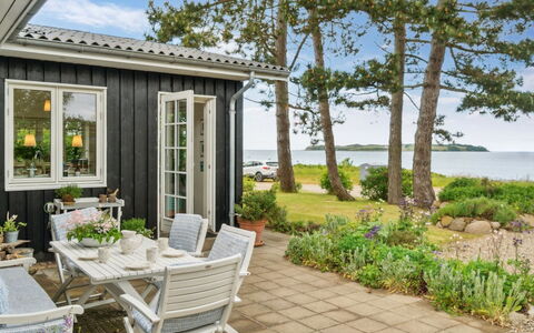 Varma - 25M from the Sea: Appartement, Schaduw, Balkon, Stoel, Hek, Buitenmeubels, Aluminium, Kunstgras