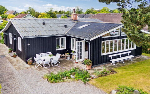 Varma - 25M from the Sea: Appartement, Schaduw, Balkon, Stoel, Hek, Buitenmeubels, Aluminium, Kunstgras
