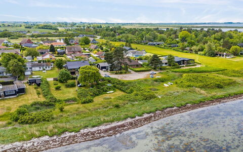 Varma - 25M from the Sea: Appartement, Schaduw, Balkon, Stoel, Hek, Buitenmeubels, Aluminium, Kunstgras