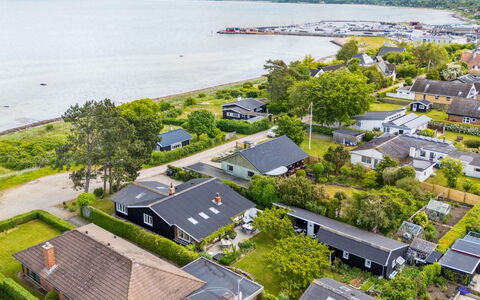 Varma - 25M from the Sea: Appartement, Schaduw, Balkon, Stoel, Hek, Buitenmeubels, Aluminium, Kunstgras