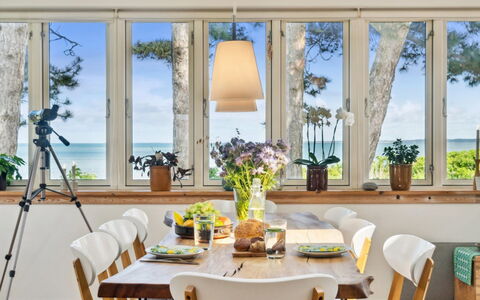 Varma - 25M from the Sea: Appartement, Schaduw, Balkon, Stoel, Hek, Buitenmeubels, Aluminium, Kunstgras