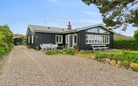Varma - 25M from the Sea: Appartement, Schaduw, Balkon, Stoel, Hek, Buitenmeubels, Aluminium, Kunstgras