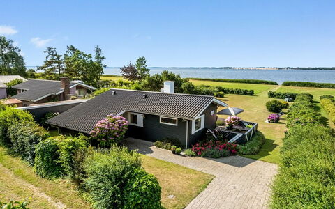 Eddy - 50M from the Sea: Dak, Huis, Land Lot, Huis, Verblijf, Landgoed, Garden Gebouwen, Schaduw, Blokhut, Landscaping