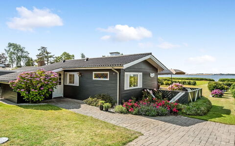 Eddy - 50M from the Sea: Dak, Huis, Land Lot, Huis, Verblijf, Landgoed, Garden Gebouwen, Schaduw, Blokhut, Landscaping