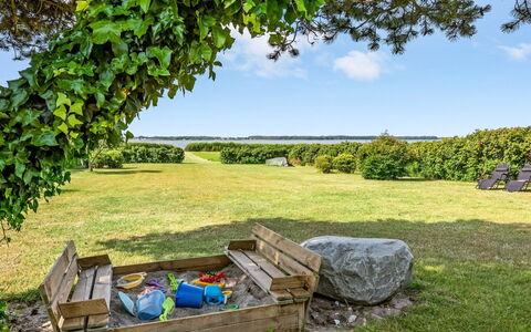 Eddy - 50M from the Sea: Dak, Huis, Land Lot, Huis, Verblijf, Landgoed, Garden Gebouwen, Schaduw, Blokhut, Landscaping