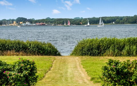 Eddy - 50M from the Sea: Dak, Huis, Land Lot, Huis, Verblijf, Landgoed, Garden Gebouwen, Schaduw, Blokhut, Landscaping