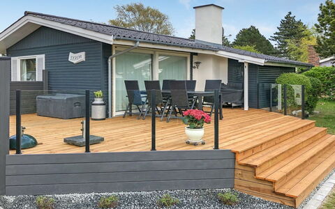 Eddy - 50M from the Sea: Dak, Huis, Land Lot, Huis, Verblijf, Landgoed, Garden Gebouwen, Schaduw, Blokhut, Landscaping