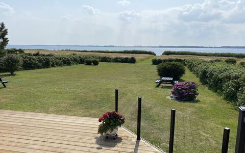 Eddy - 50M from the Sea: Dak, Huis, Land Lot, Huis, Verblijf, Landgoed, Garden Gebouwen, Schaduw, Blokhut, Landscaping